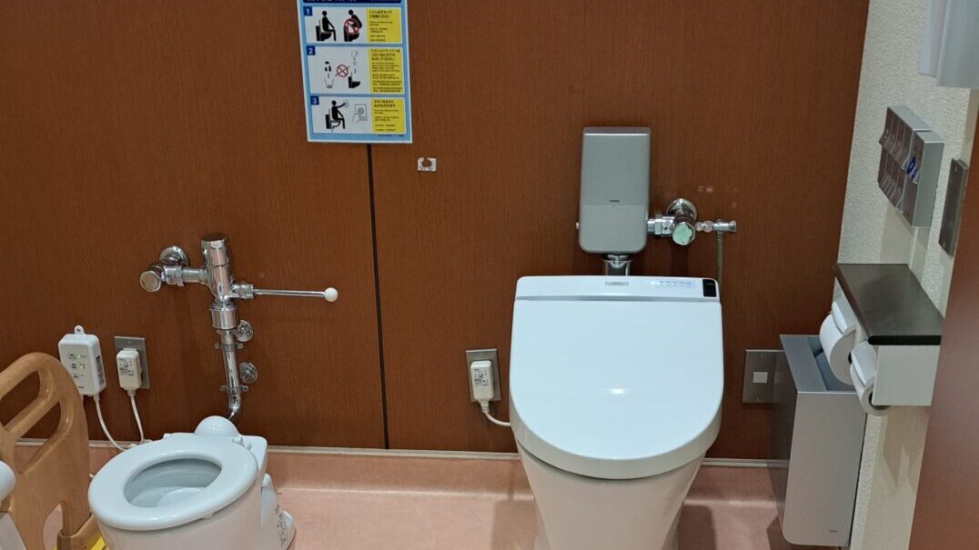 伊東マリンタウンの黄色いトイレこどもトイレ