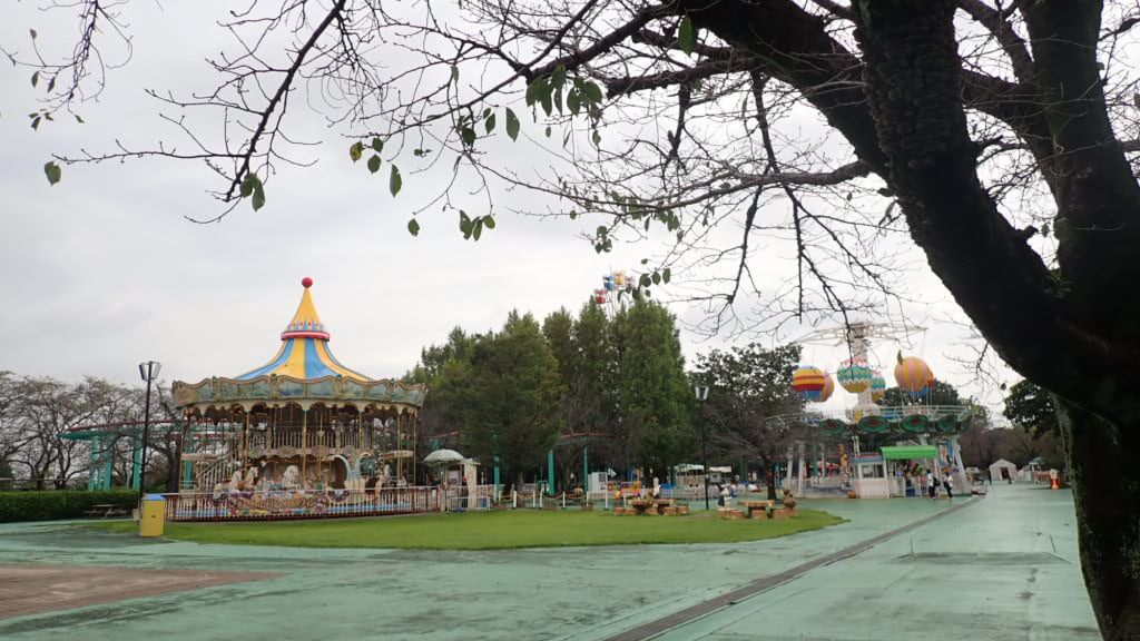 これは遊園地の広場の画像です